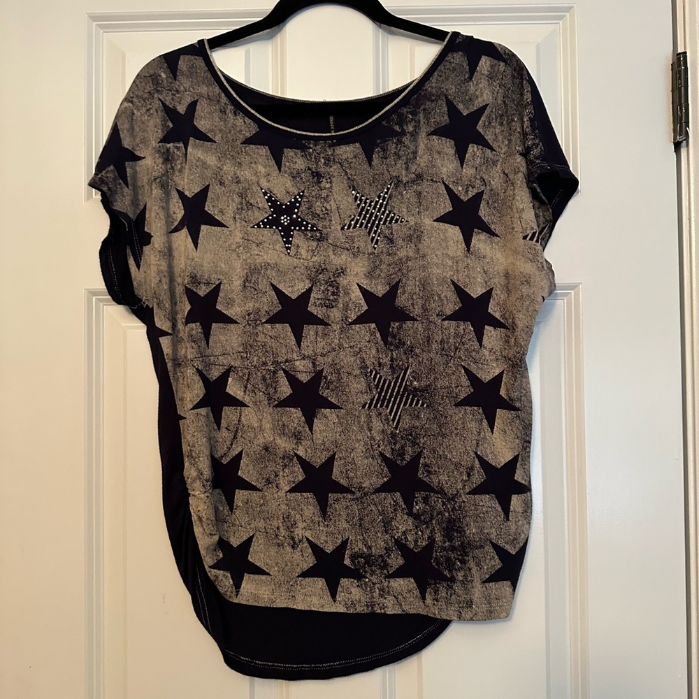 Skinny Minnie woman’s scoop neck tshirt size large